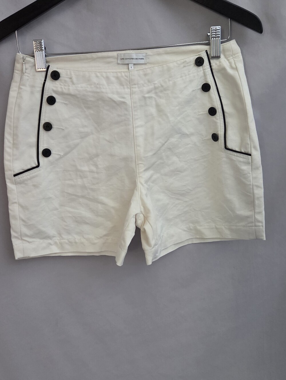 Les Copains Cream High-Waist Sailor Button Shorts with Black Trim
